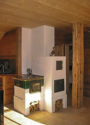 Eine Küche mit Herd, Spüle und Holzboden.