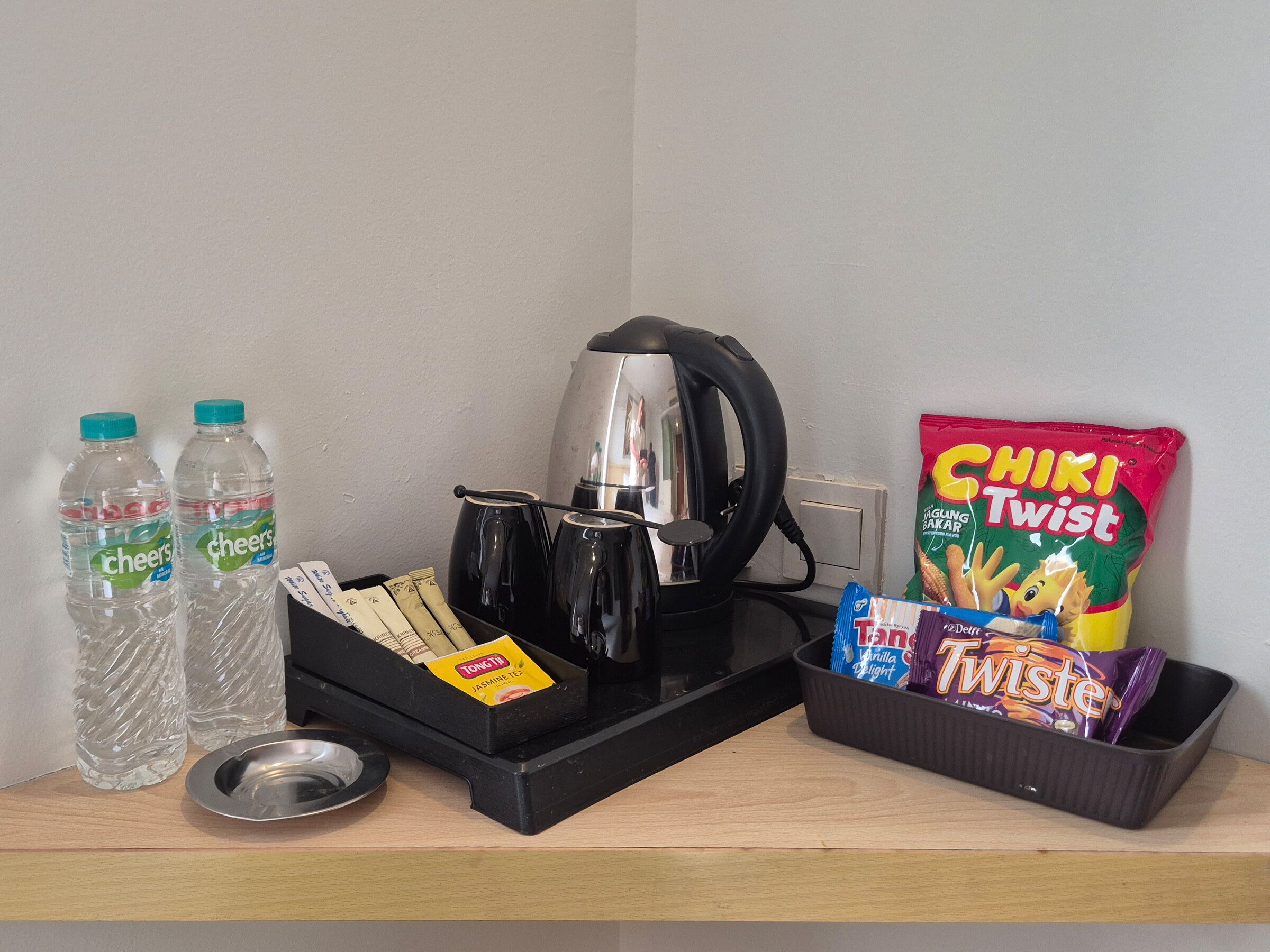 Escritorio, espacio para trabajar con laptop y wifi gratis 