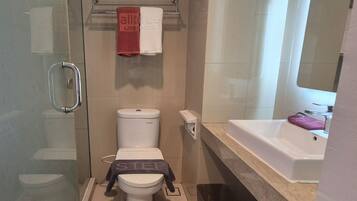 Ducha, toallas, jabón y papel higiénico