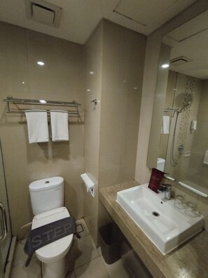 Quarto duplo superior, vista para a cidade | Banheiro | Chuveiro, toalhas de banho, sabonete, papel higiênico