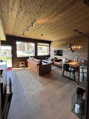 Ski-in/out apartment across from Hafjell gondola