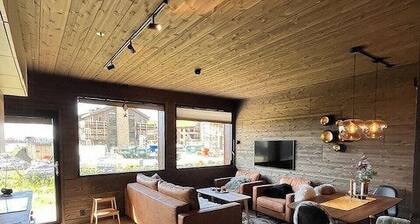Ski-in/out apartment across from Hafjell gondola