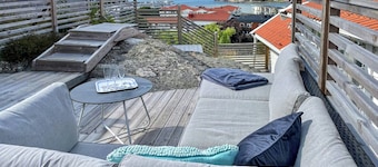 Sekelgammalt hus vid Ellösfjorden med badtunna