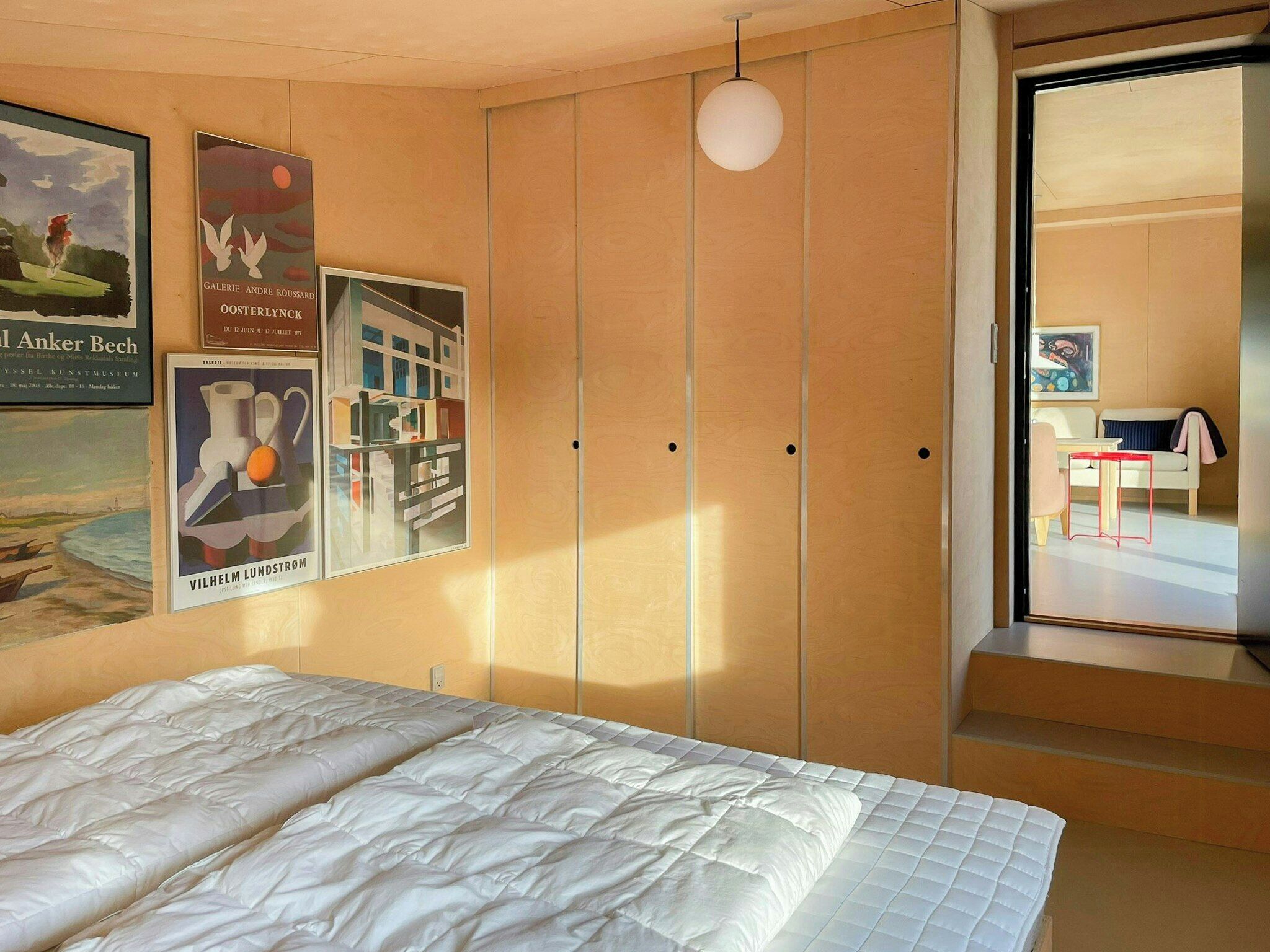 Une chambre avec un lit, une armoire et une vue sur l’espace repas.