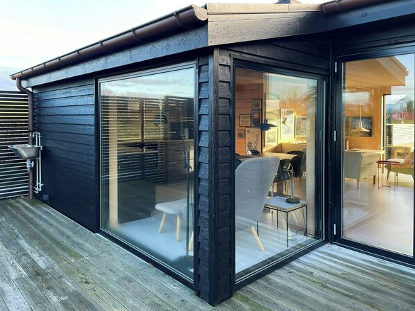 Outdoor dining - Holiday home with view of Helnæs Bay (Haarby)