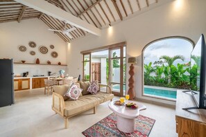 デラックス ヴィラ 2 ベッドルーム プライベートプール | リビング エリア | 50 インチのスマート テレビ (デジタル放送視聴可)