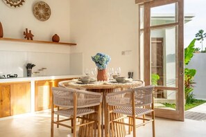 Vila Deluks, 2 kamar tidur, kolam renang pribadi | Tempat makan outdoor
