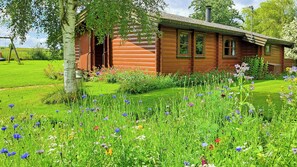 A wooden cabin with a garden in front. - Log house near Kisserup with vintage charm (Holbæk)