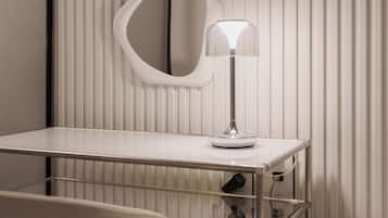 Un baño moderno con tocador, espejo y lámpara.