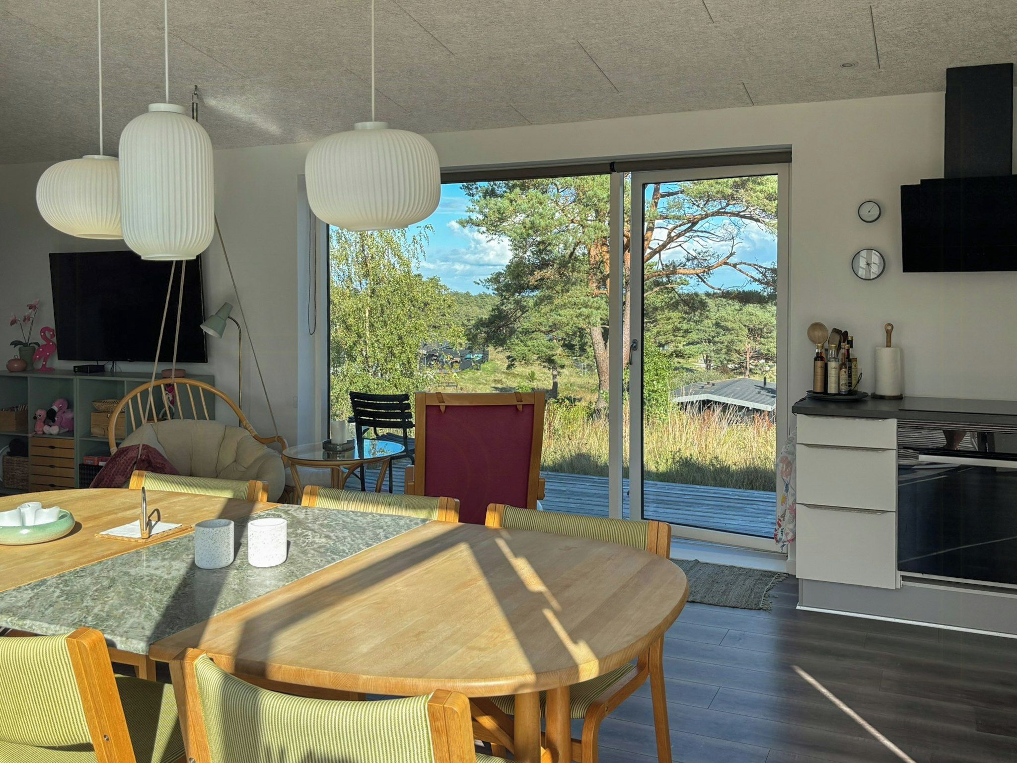 Una cocina moderna con comedor, ventanas amplias y vistas al exterior.