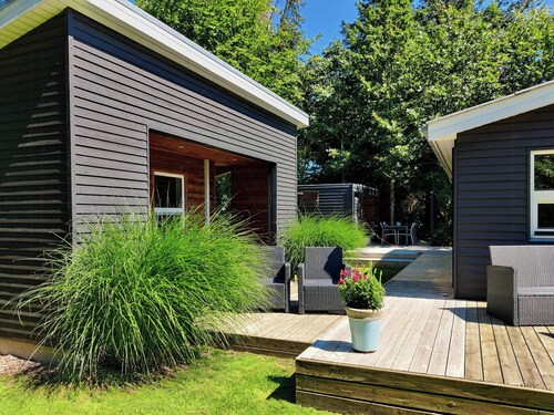 Home near beach with wilderness bath