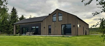 Moderne hytte ved sjøen i Kvelia
