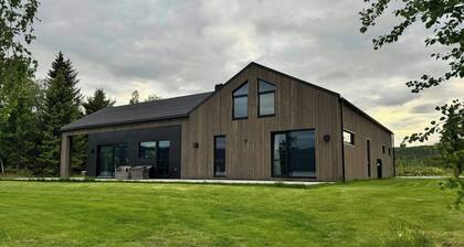 Moderne Hütte am Meer in Kvelia