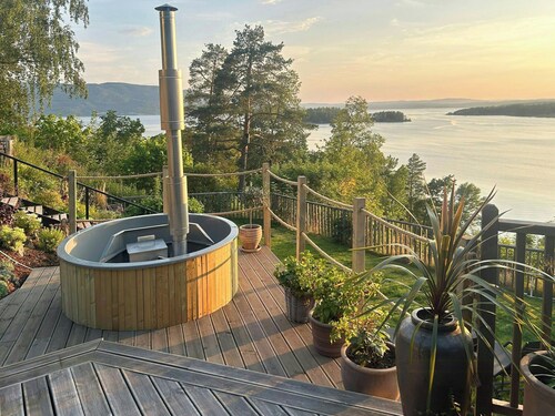 Cabin by Tyrifjorden with hot tub and kayaks