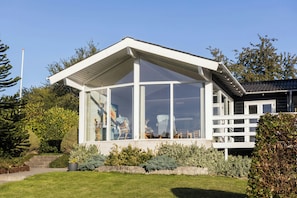 A modern house with large windows, a white exterior, and a well-maintained garden. - Holiday home with sunset views near Hvidbjerg (Børkop)