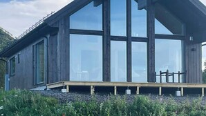 Exterior - Newly built cabin on Andøya with northern lights (Risøyhamn)