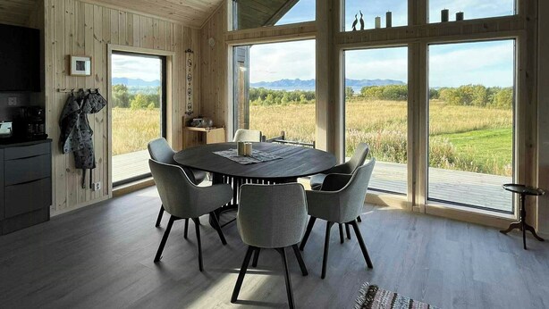 Dining - Newly built cabin on Andøya with northern lights (Risøyhamn)