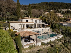 A two-story house with a swimming pool, surrounded by greenery and hills. - Villa with panoramic view over Cannes (Spéracèdes)