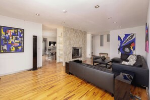 A modern living room with a fireplace, a sofa, and a coffee table. - Villa with panoramic view over Cannes (Spéracèdes)