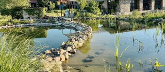 Idyllische schuur met uitzicht over uitgestrekte velden