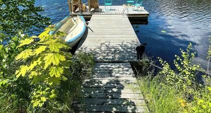Modern cabin with sauna by the lake in Bjäsäter