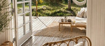 Casa in legno nero in un ambiente panoramico