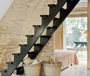 A wooden staircase with baskets at the bottom. - Cosy little wooden house on natural grounds (Vestervig)