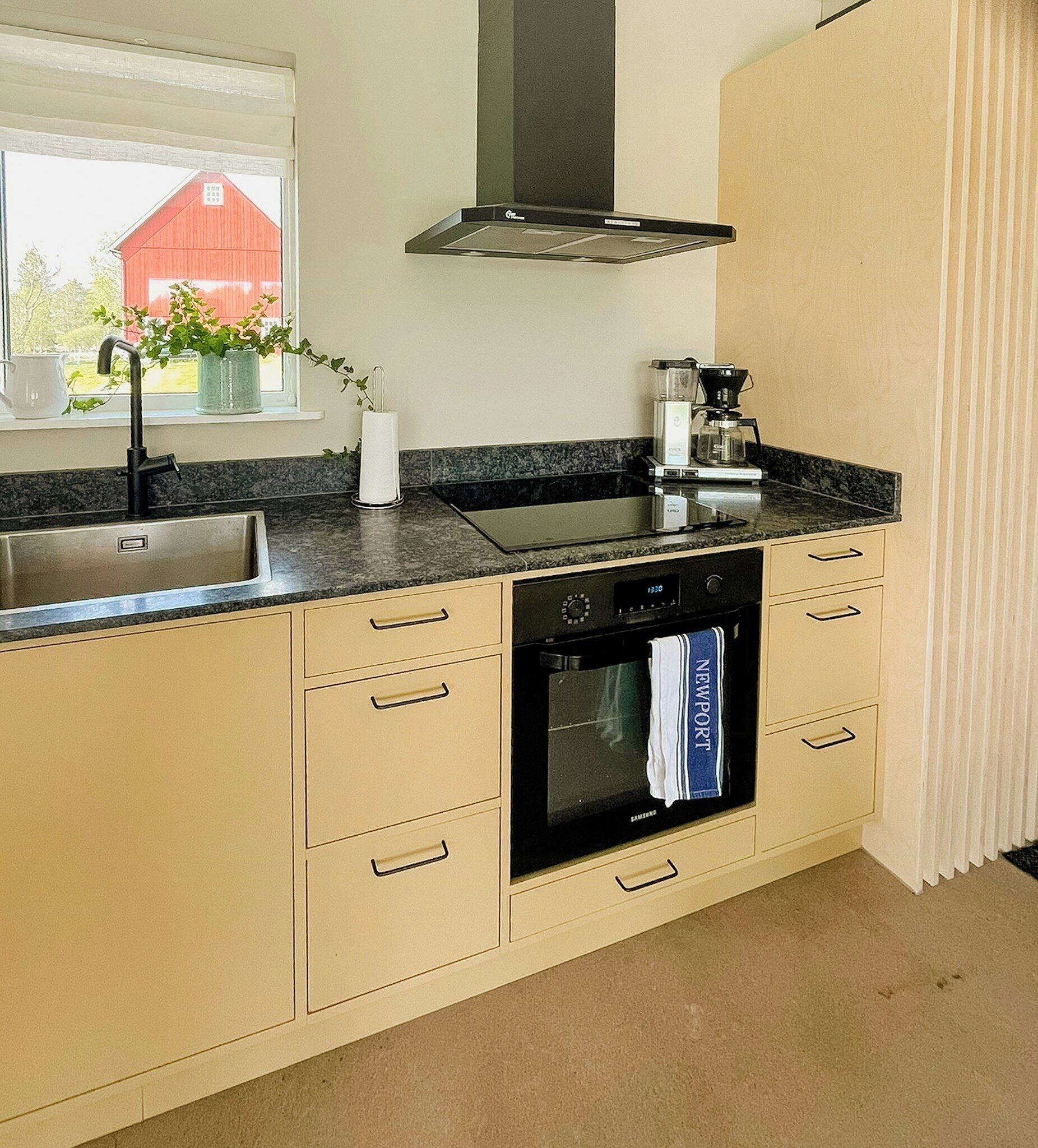Microwave, oven, dishwasher, coffee/tea maker