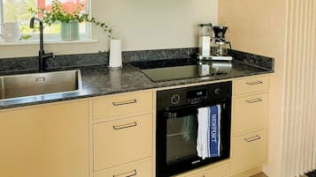 Microwave, oven, dishwasher, coffee/tea maker