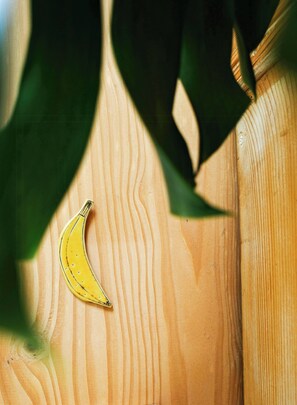 A wooden surface with a banana-shaped object. - Creatively converted wooden shed in the forest (Palling)