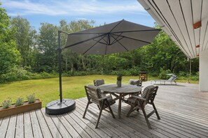 Outdoor dining - Architect-designed holiday home at Als Odde (Hadsund)