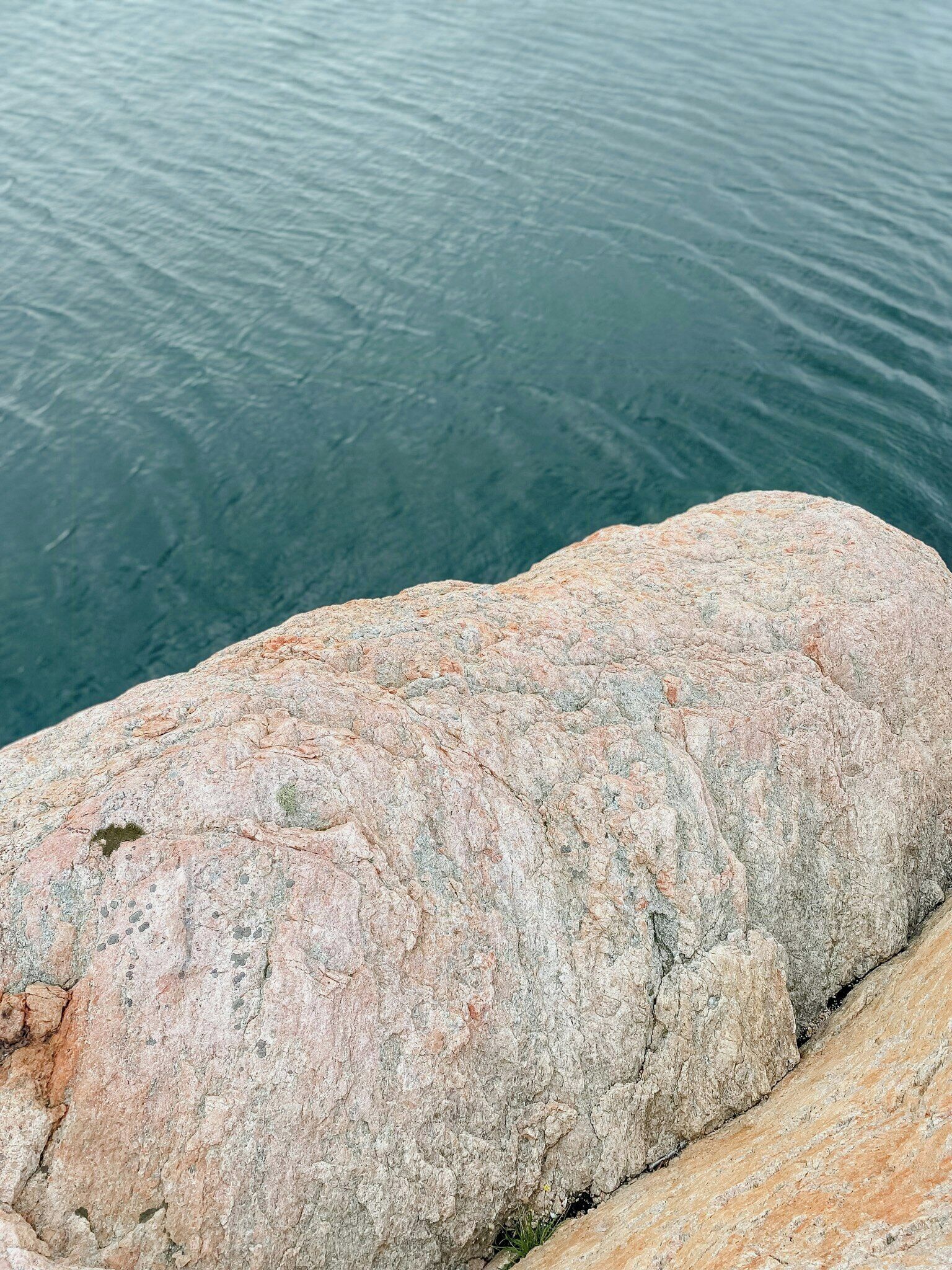 Un'imponente formazione rocciosa vicino all'acqua.