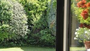 Blick auf einen Swimmingpool mit Liegestühlen und einer überdachten Terrasse.