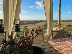 Outdoor dining - Restored stable overlooking the sea at Cova (Carloforte)