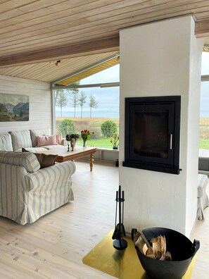TV, fireplace - Holiday home with pool and fjord views on Lundø (Højslev)