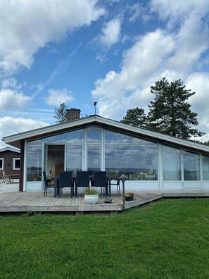 Outdoor dining - Holiday home with pool and fjord views on Lundø (Højslev)