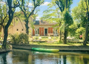Ein Haus mit Garten und Fluss.