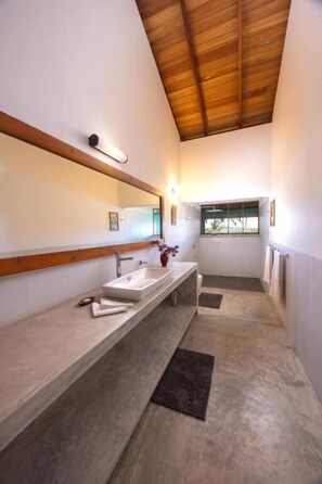 Douche, articles de toilette gratuits, sèche-cheveux, savon