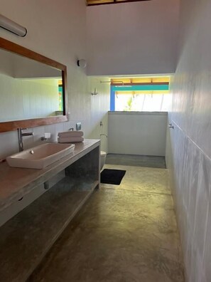 Douche, articles de toilette gratuits, sèche-cheveux, savon