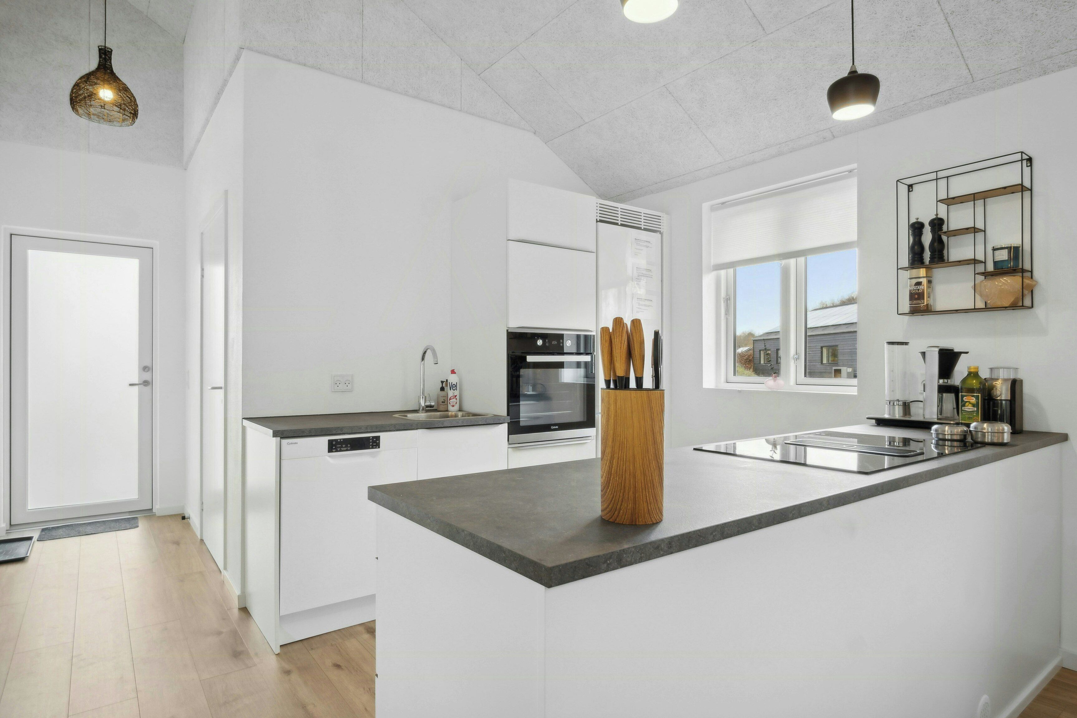 Microwave, oven, dishwasher, coffee/tea maker
