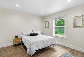 3 bedrooms, iron/ironing board, WiFi (free), bed sheets