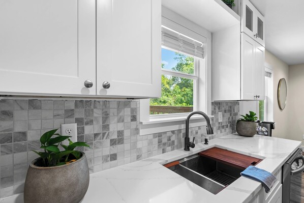 Coffee/tea maker, fridge, microwave, oven