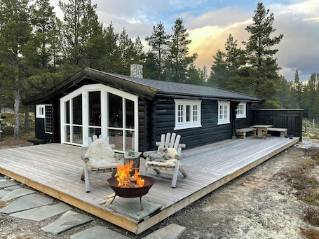 Terrace/patio. Log cabin with views of Rondane mountains