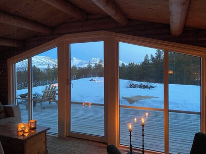 Log cabin with views of Rondane mountains