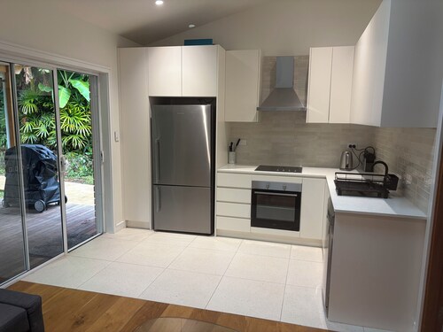 Newly built beach cottage, just 5-minute walk from the picturesque Jibbon Beach.