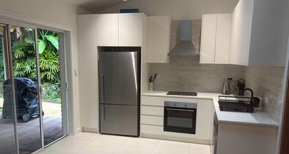 Newly built beach cottage, just 5-minute walk from the picturesque Jibbon Beach.