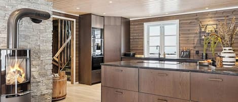 Microwave, oven, dishwasher, coffee/tea maker
