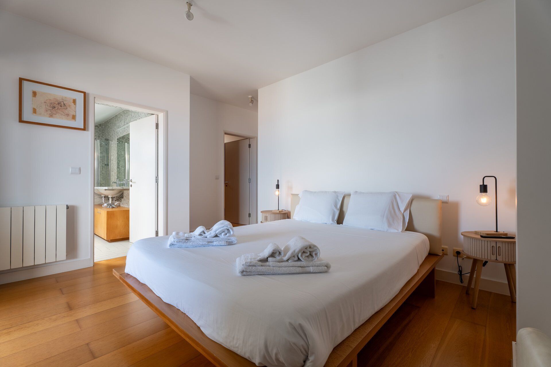 3 habitaciones, escritorio, internet y ropa de cama 