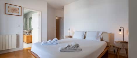 3 bedrooms, desk, Internet, bed sheets