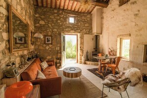 TV, fireplace - Authentic stone house overlooking Les Baux-de-Provence (305 chemin des Lombards)